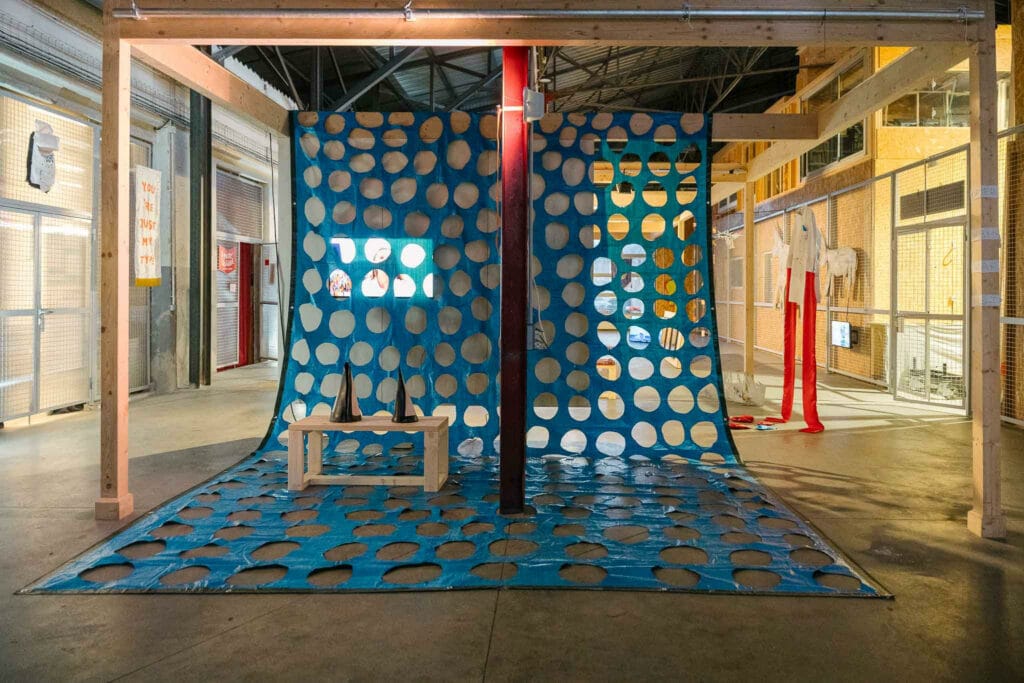 (la bache bleue) Exposition parcours « À la limite » vue d’ensemble somebody_ies collective @ Alex Flores